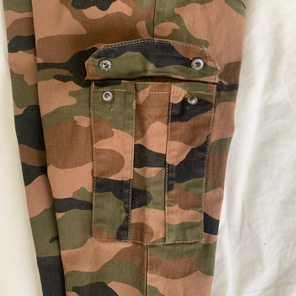 Divided. H&M. Camo pants with large utility pocket on either side. Size 2. - Picture 6 of 6